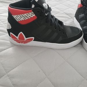 Boys size 5.5 Y sneakers